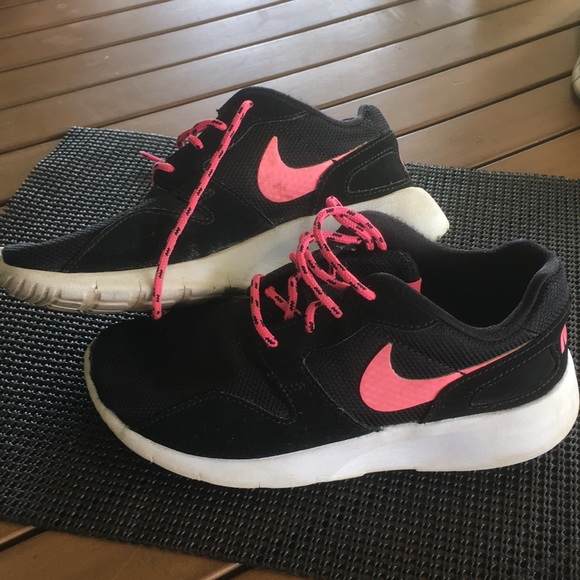 Girls Nike shoes - Picture 3 of 6